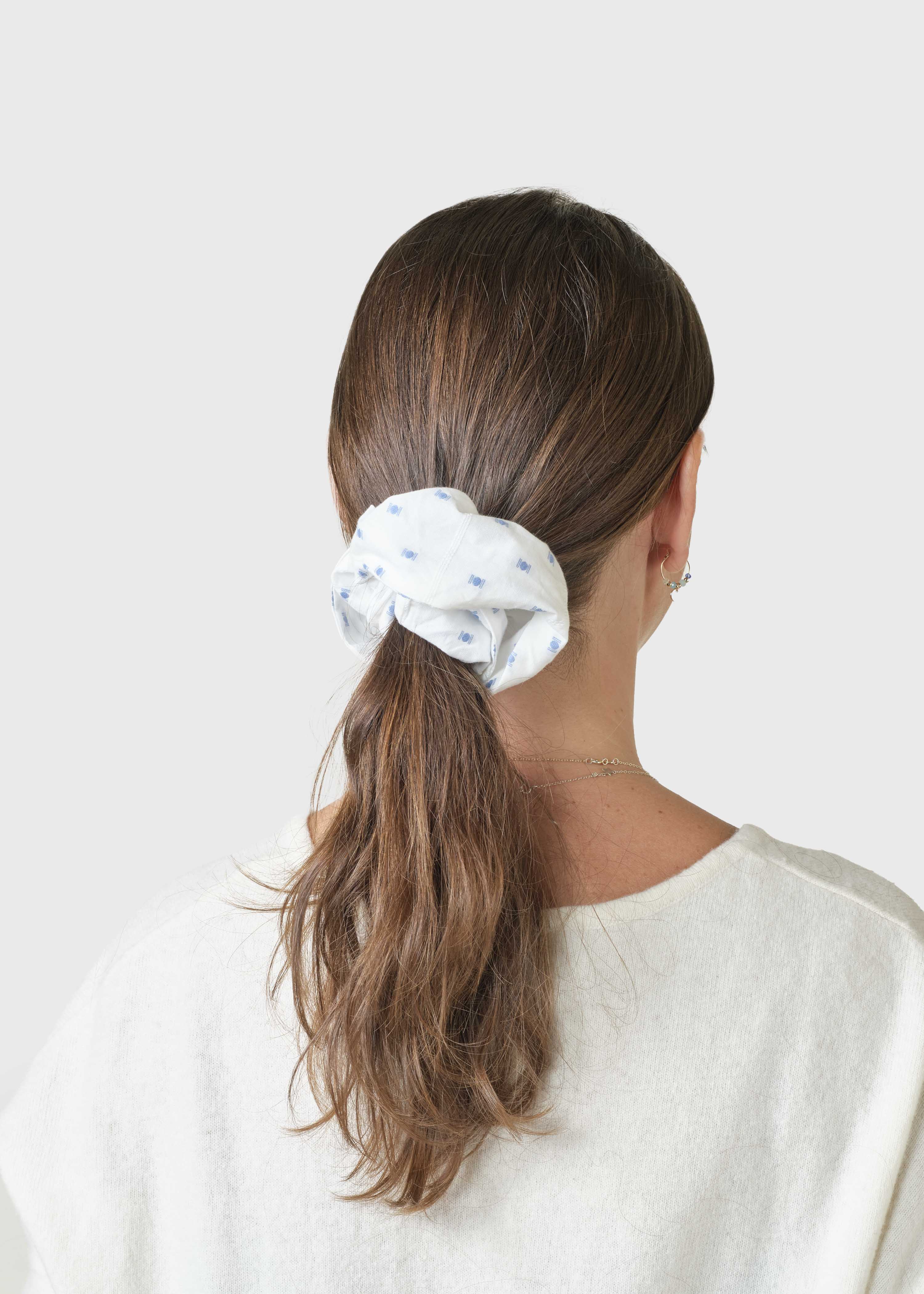 Tracy Scrunchie - White/light Blue