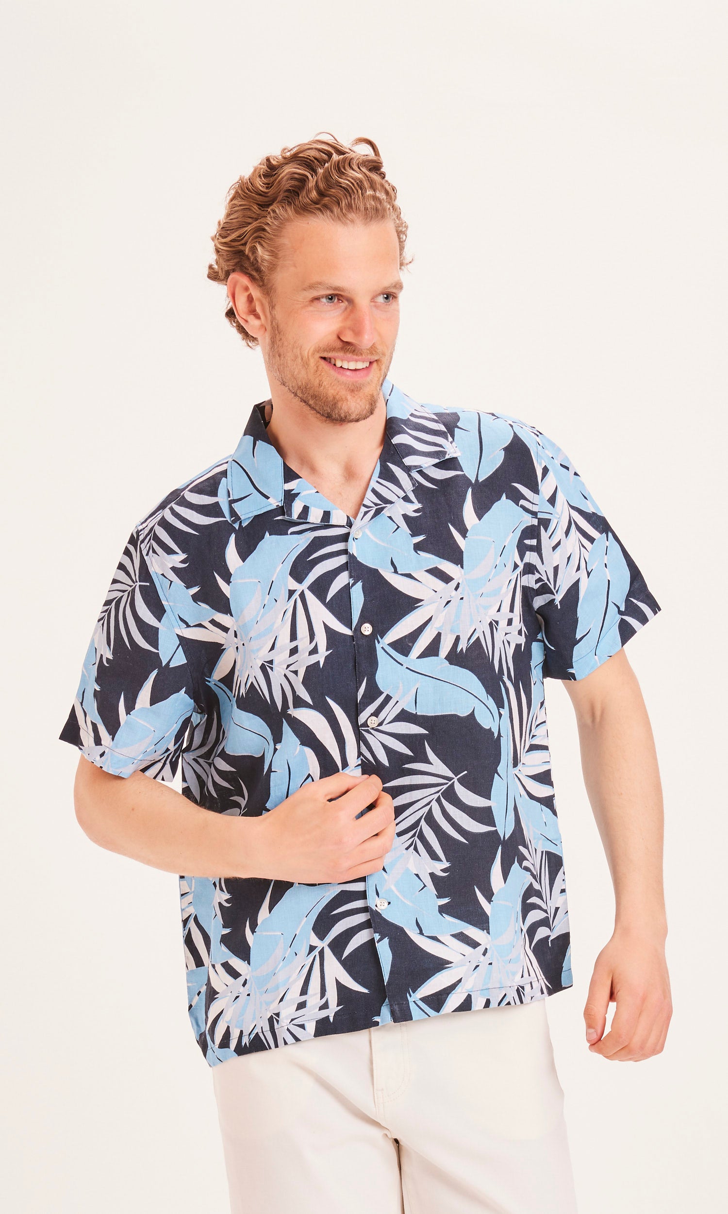 KnowledgeCotton Apparel WAVE SS linen box fit shirt with AOP palm print - GOTS/Vegan - Alaskan Blue