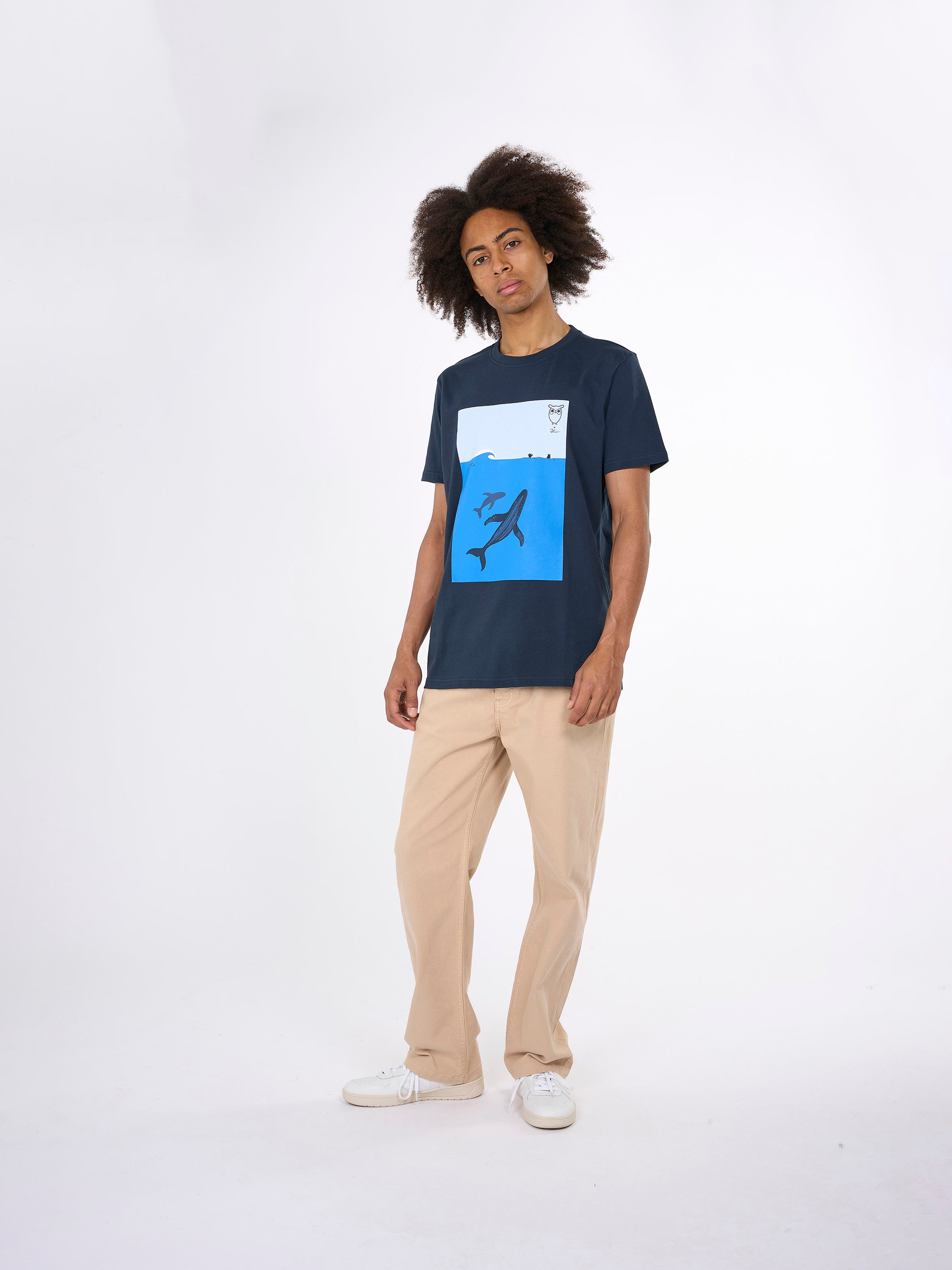 KnowledgeCotton Apparel  - Regular whale front print t-shirt - GOTS/Vegan - Total Eclipse