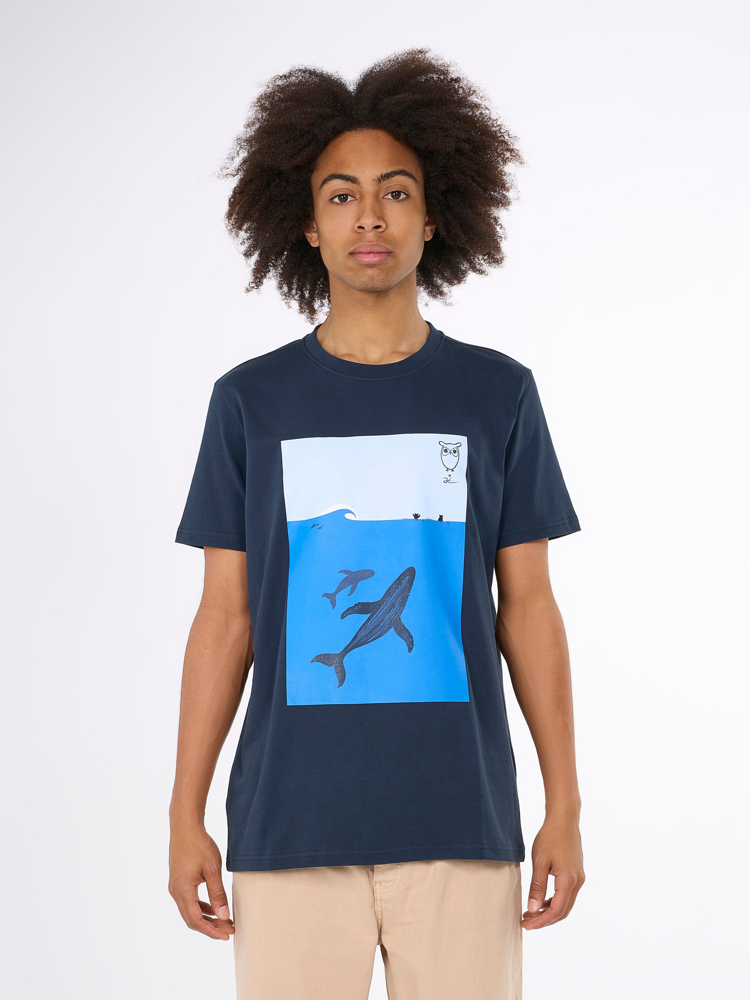 KnowledgeCotton Apparel  - Regular whale front print t-shirt - GOTS/Vegan - Total Eclipse