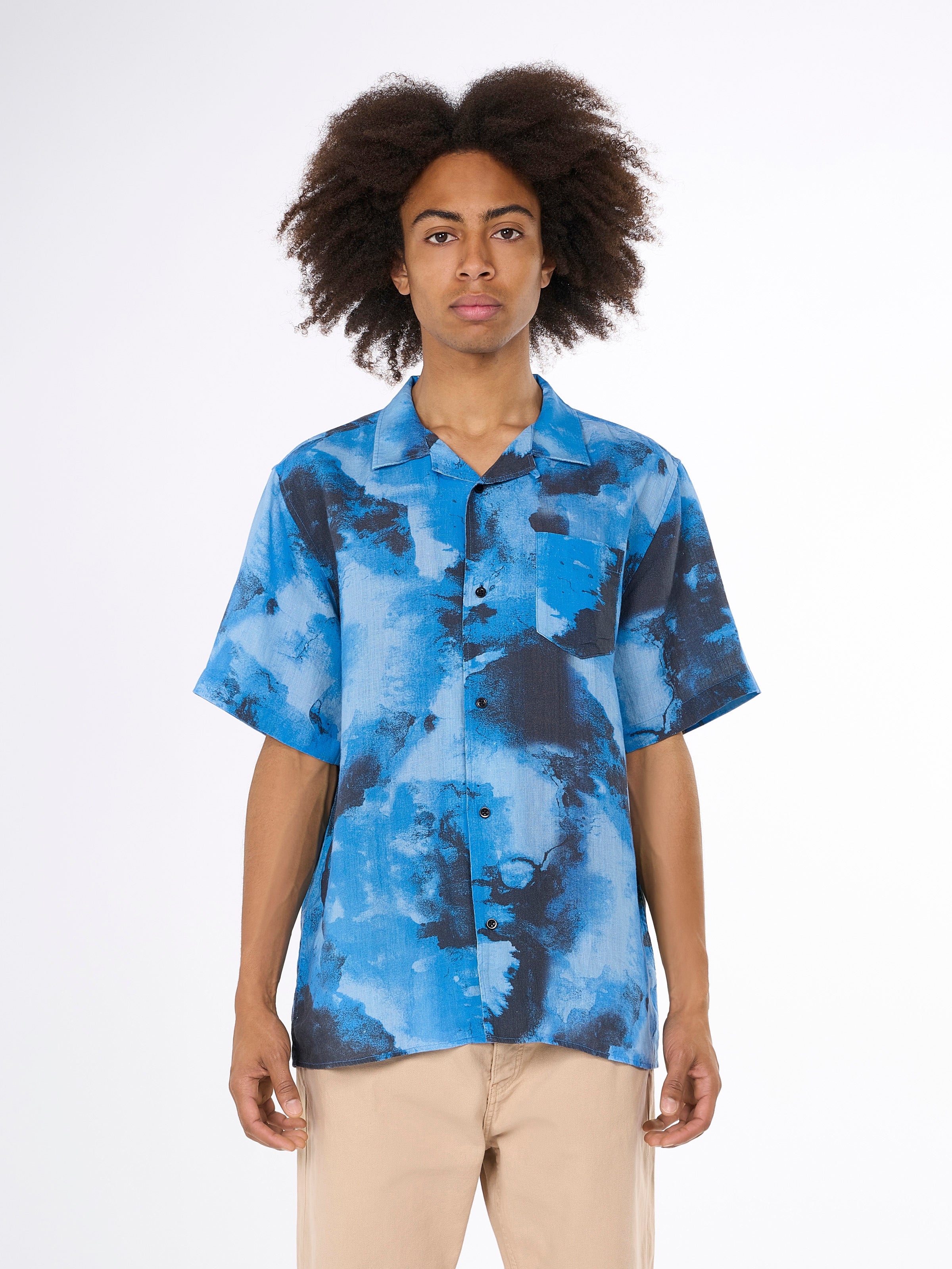 KnowledgeCotton Apparel  - Boxed fit AOP short sleeved linen shirt GOTS/Vegan