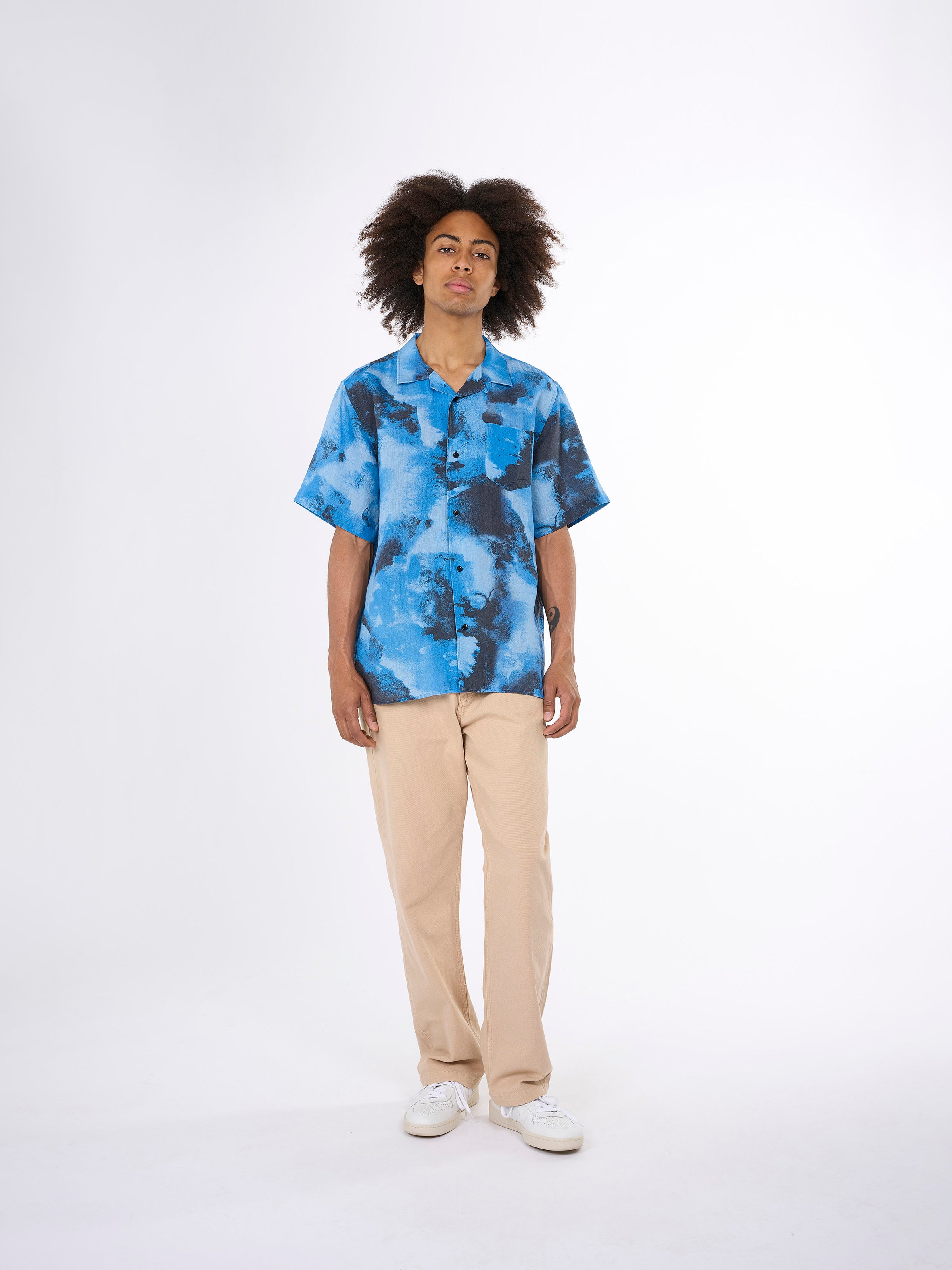KnowledgeCotton Apparel  - Boxed fit AOP short sleeved linen shirt GOTS/Vegan