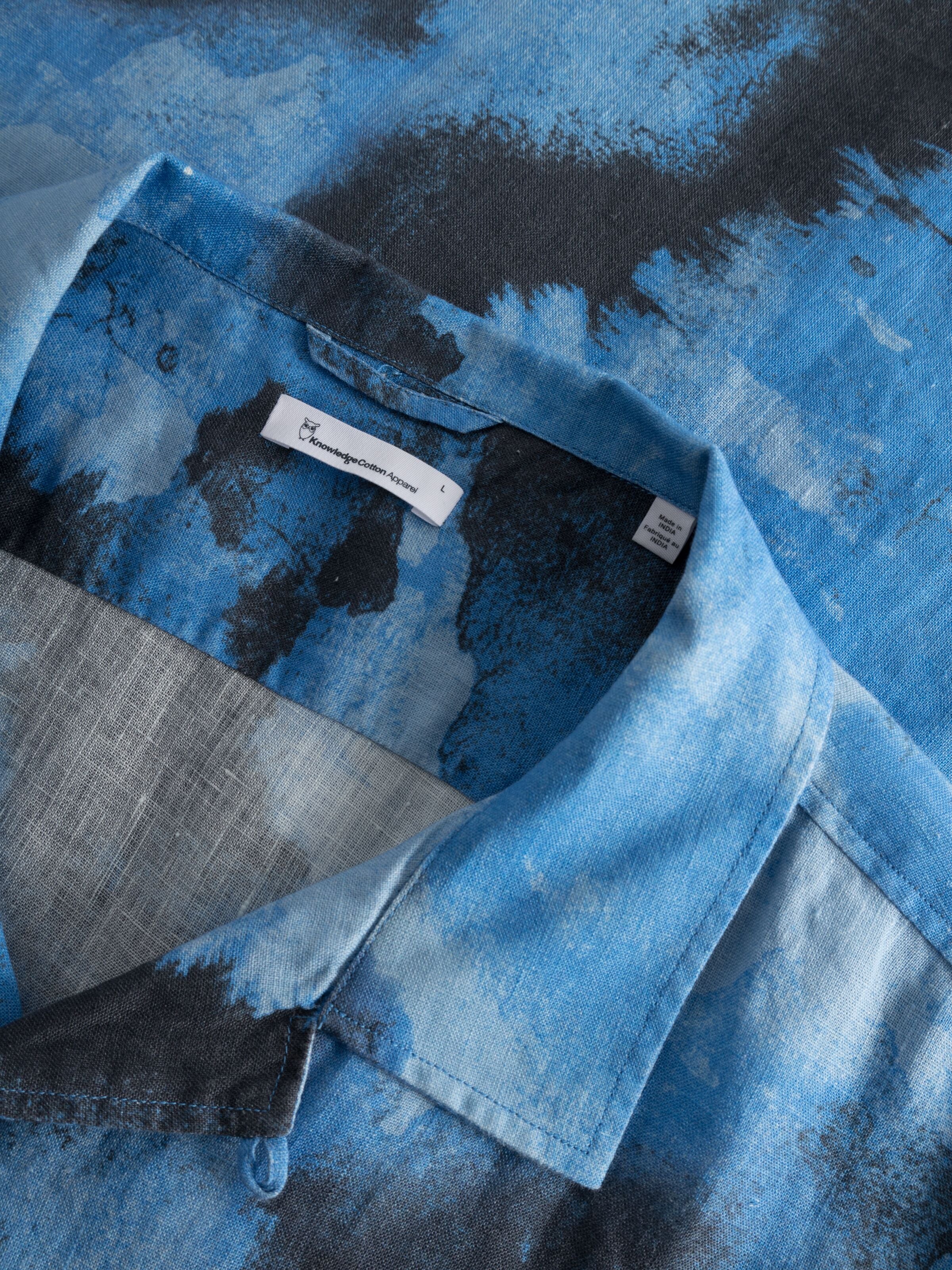 KnowledgeCotton Apparel  - Boxed fit AOP short sleeved linen shirt GOTS/Vegan