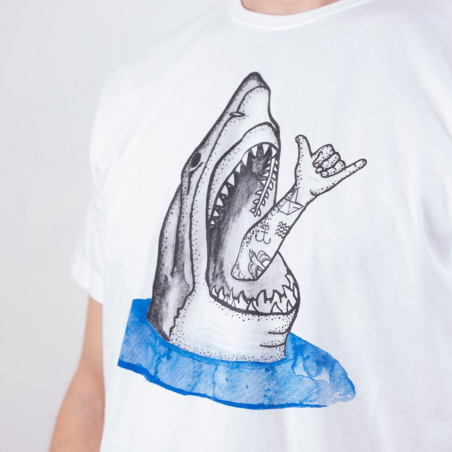 Lakor - shark shaka T-shirt